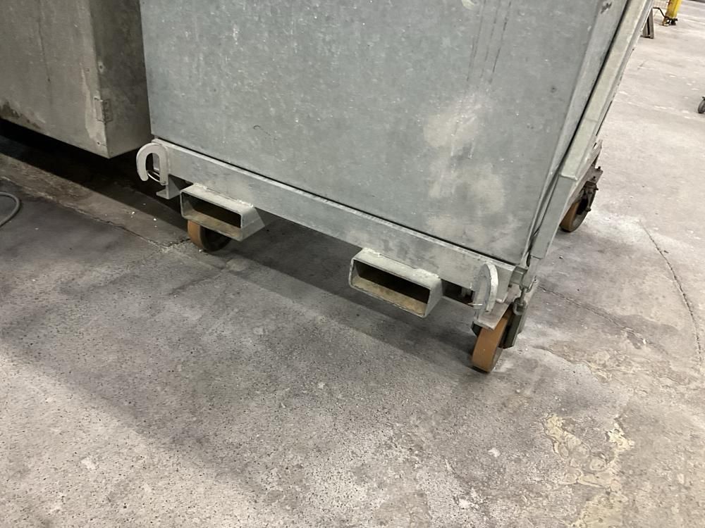 Tipping waste container