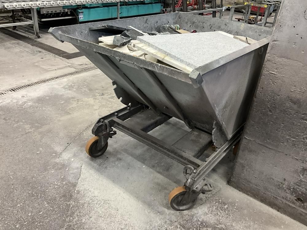 Tipping waste container