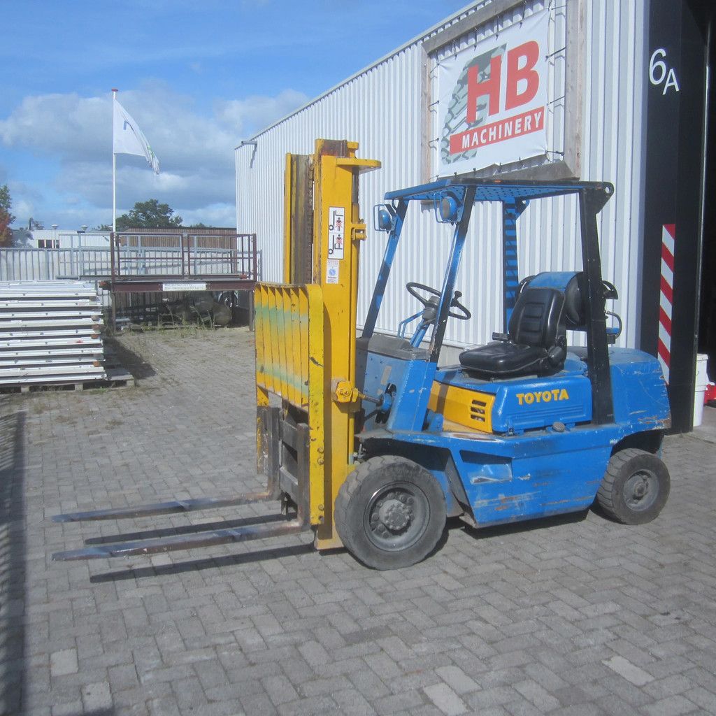 Toyota FG25, LPG-gas, duplomast, met gastank.