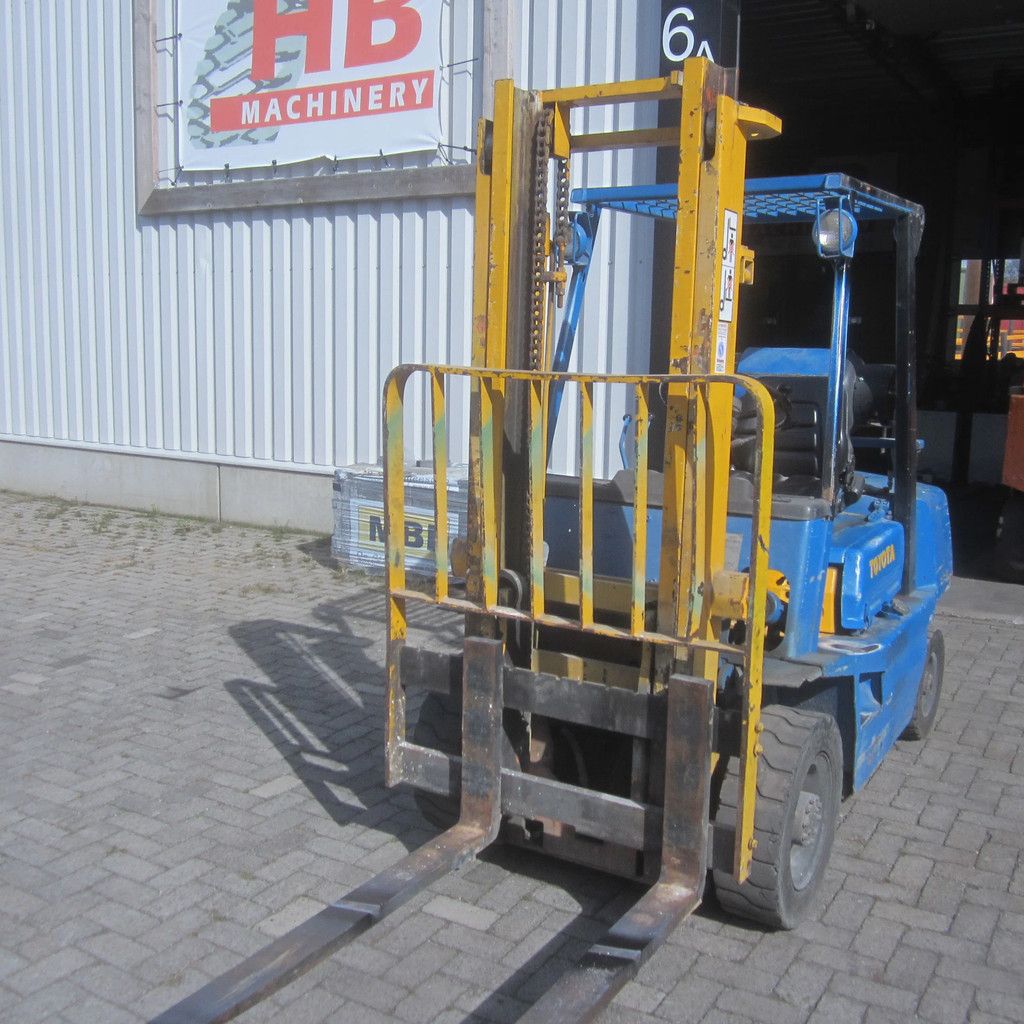 Toyota FG25, LPG-gas, duplomast, met gastank.
