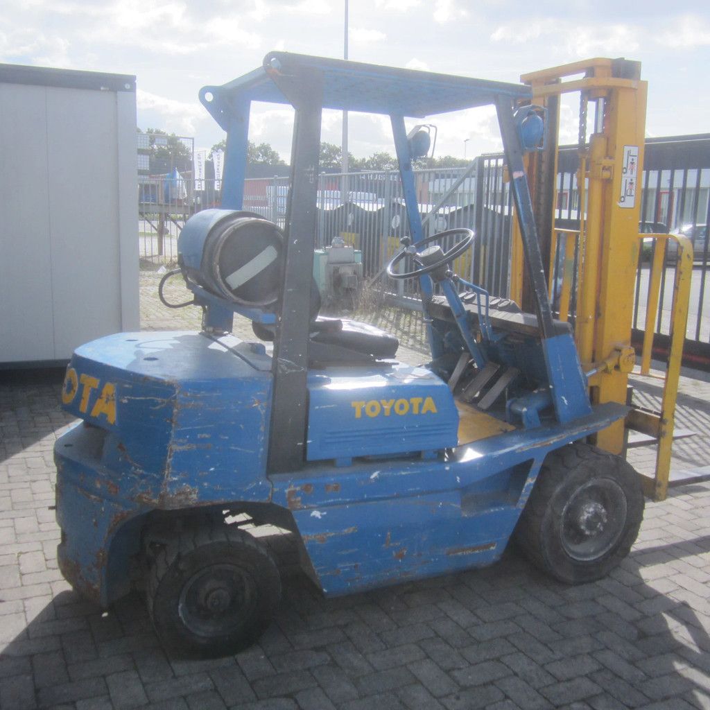 Toyota FG25, LPG-gas, duplomast, met gastank.