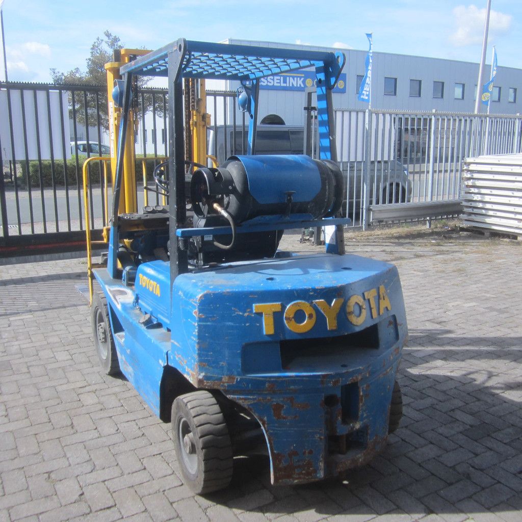 Toyota FG25, LPG-gas, duplomast, met gastank.