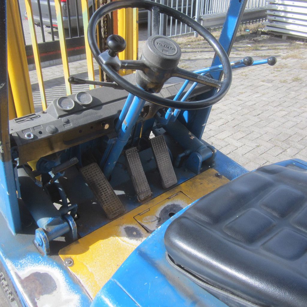 Toyota FG25, LPG-gas, duplomast, met gastank.
