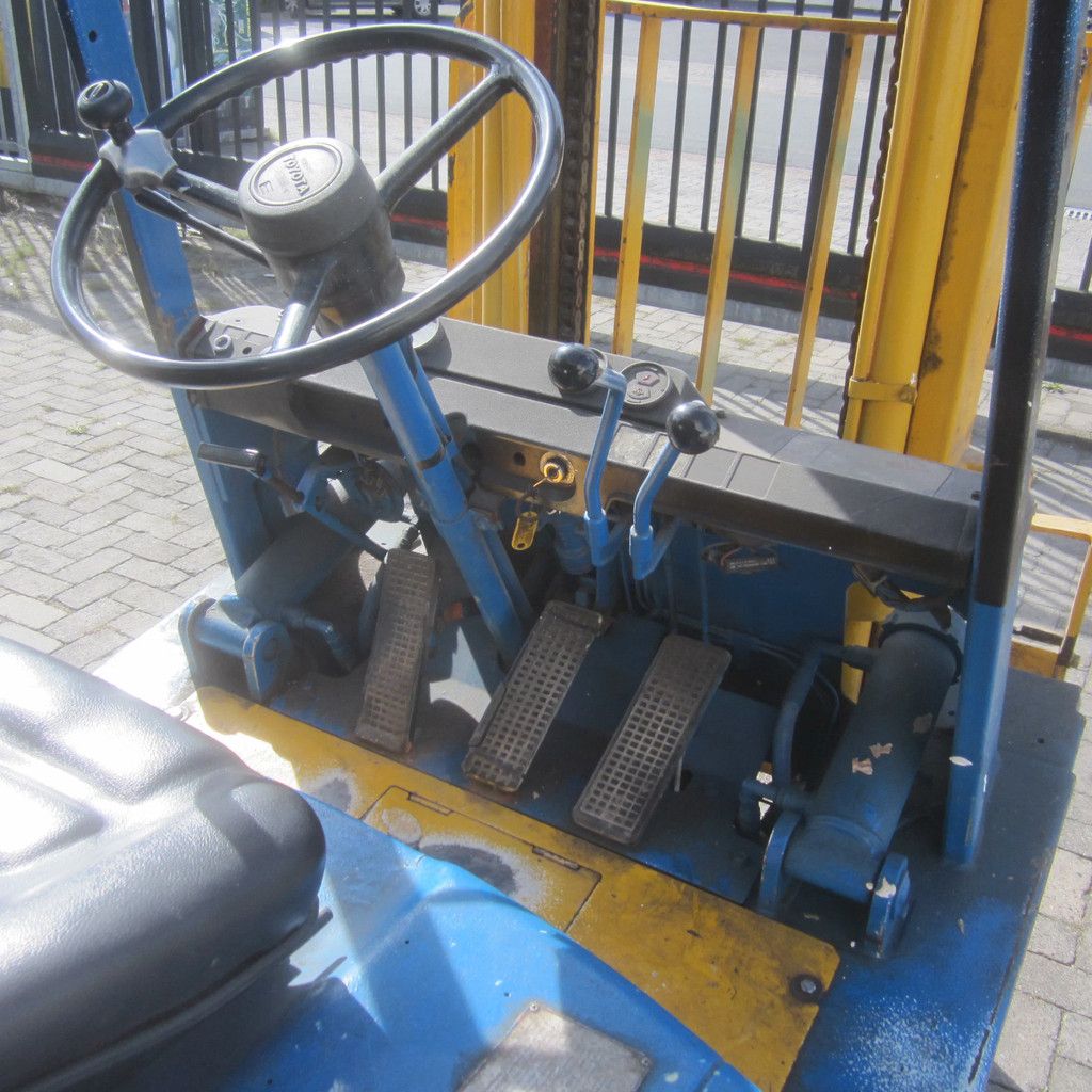 Toyota FG25, LPG-gas, duplomast, met gastank.