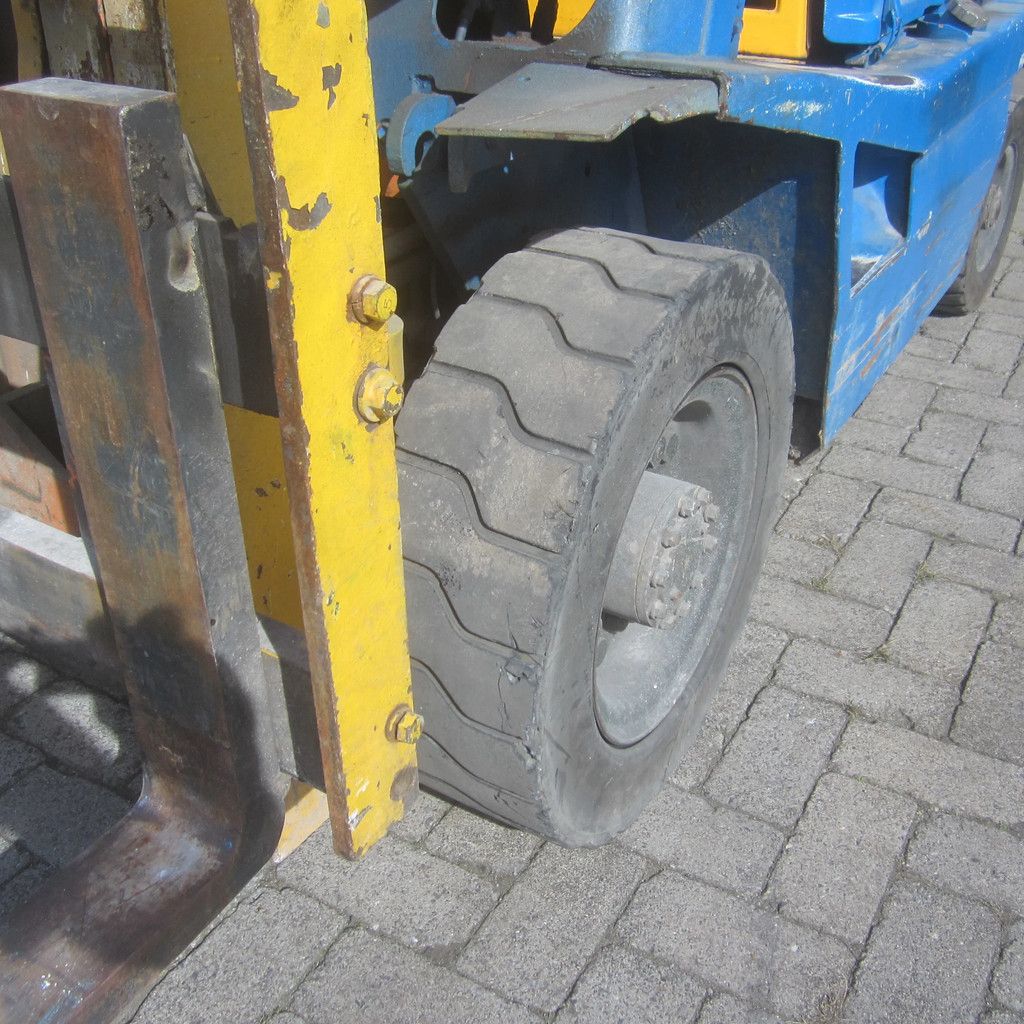Toyota FG25, LPG-gas, duplomast, met gastank.