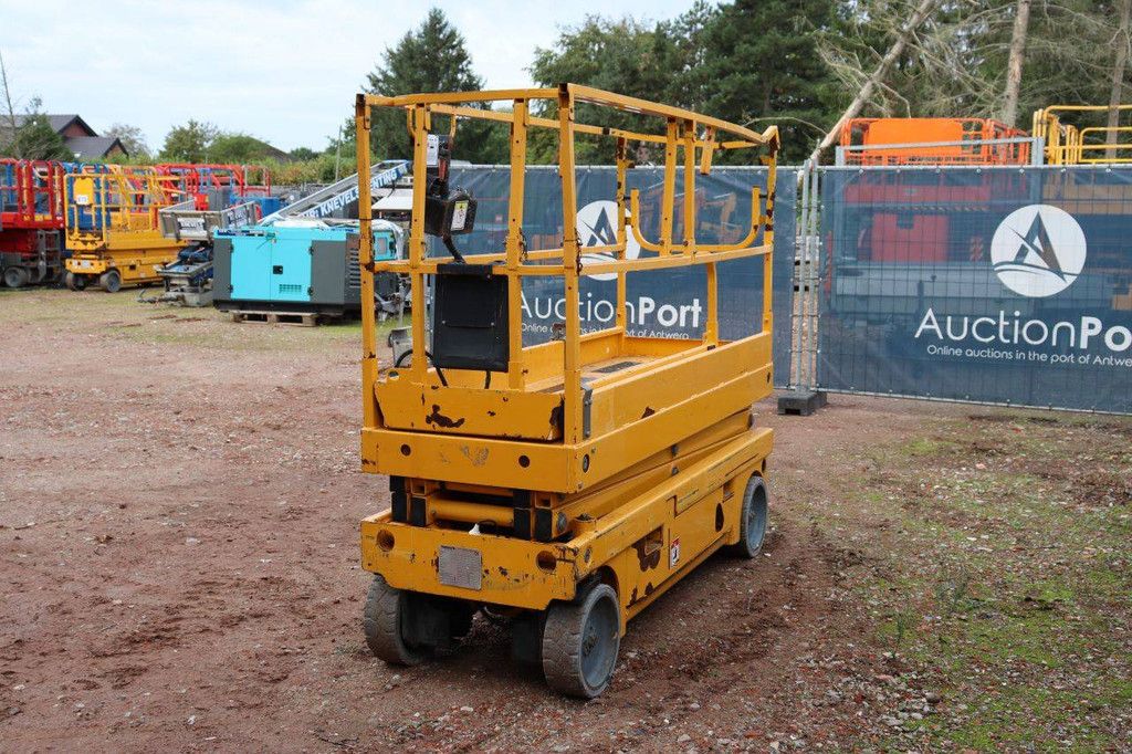 Haulotte Elektro-Scherenarbeitsbühne 350 kg 8,2 m 2015