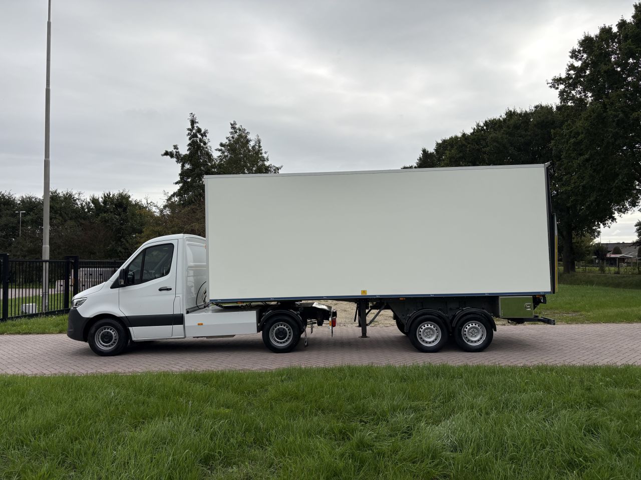 Be trekker Mercedes Sprinter 317 N1 - be oplegger 5 TON LAADKLEP