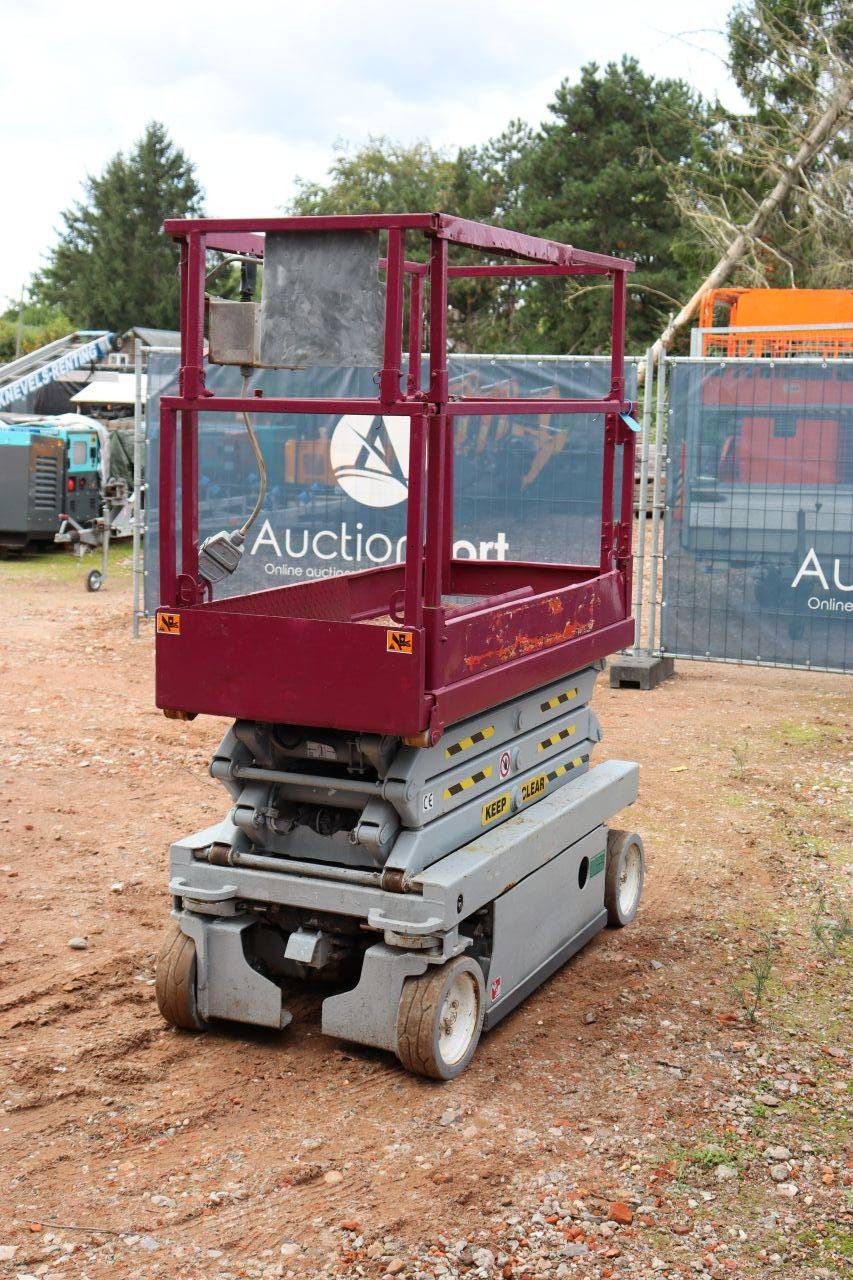 Skyjack SJIII Scherenarbeitsbühne - 3219 Elektrisch 227 kg 7,8 m 2010
