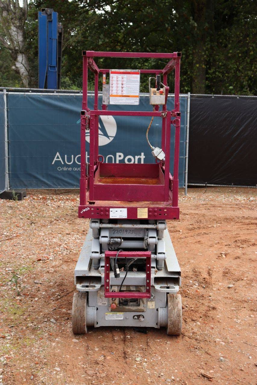 Skyjack SJIII Scherenarbeitsbühne - 3219 Elektrisch 227 kg 7,8 m 2010