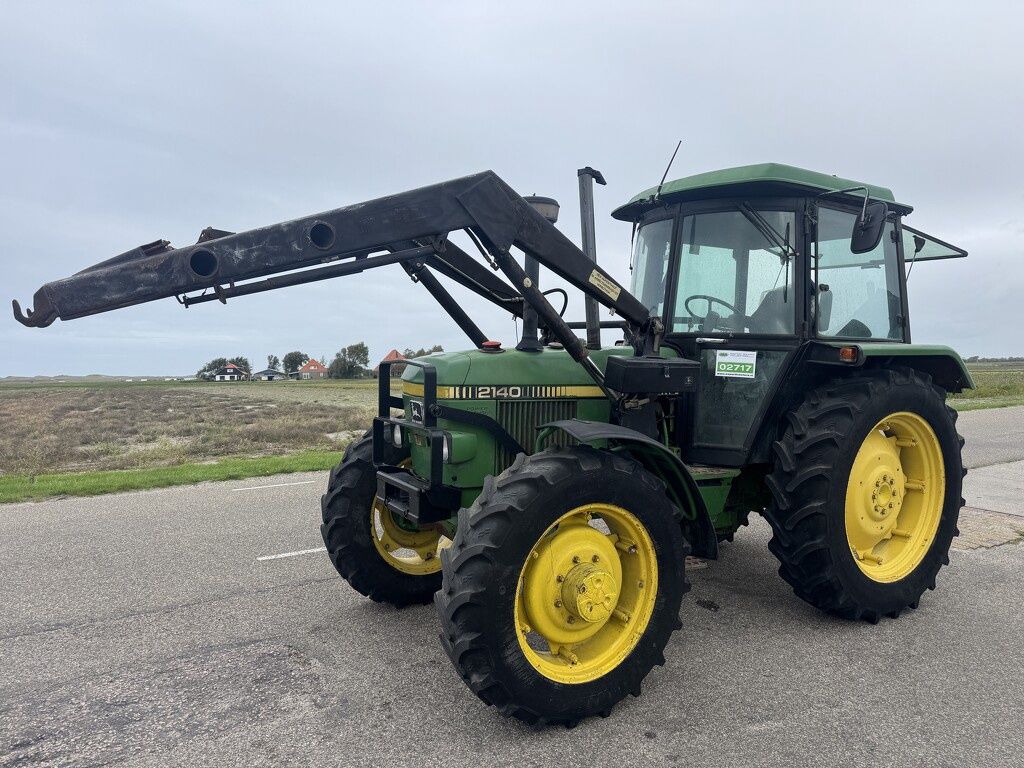 John Deere 2140
