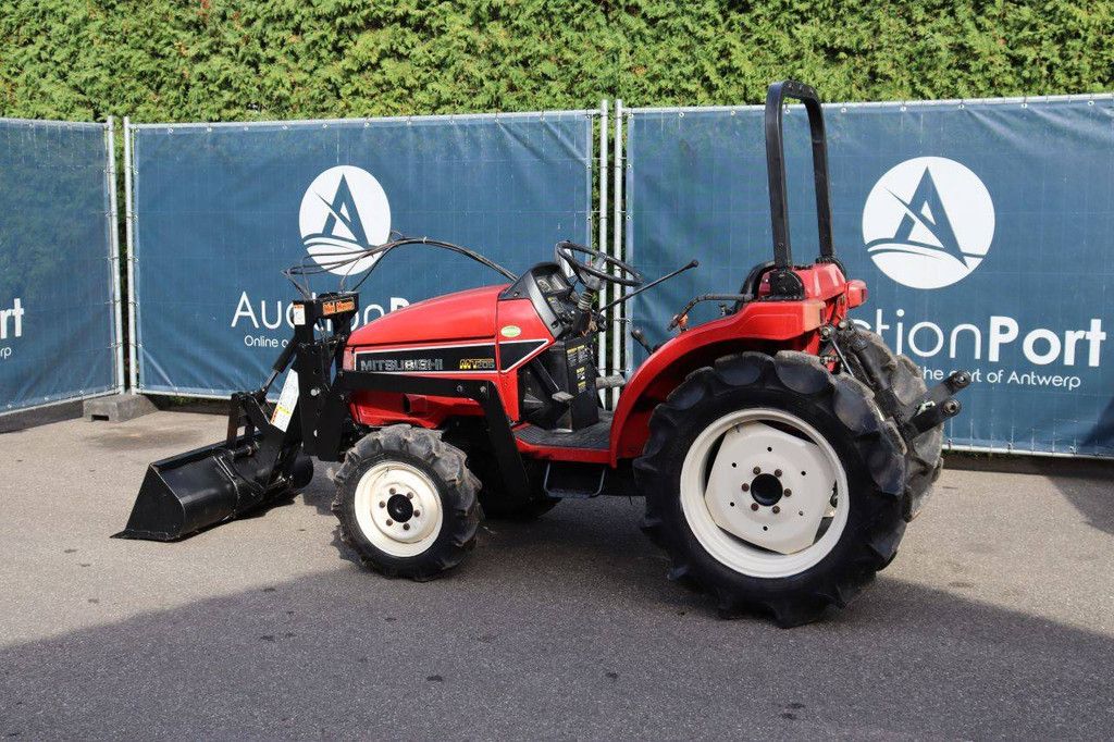 Mitsubishi MT205 Diesel-Kleintraktor 20 PS mit Frontlader