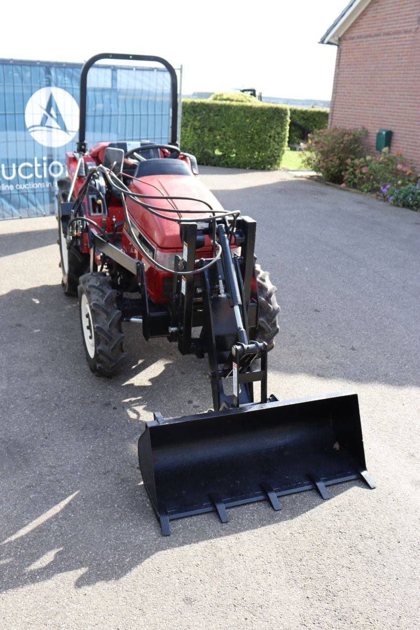 Mitsubishi MT205 Diesel-Kleintraktor 20 PS mit Frontlader
