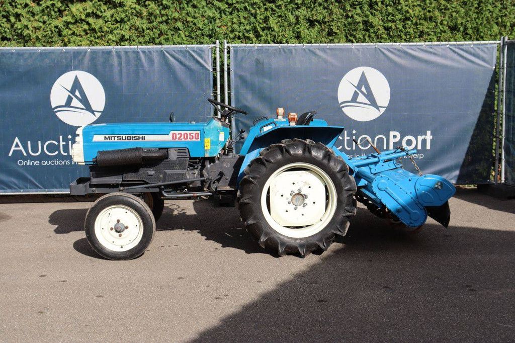 Mitsubishi D2050 Diesel-Kleintraktor, 20 PS, mit Grubber
