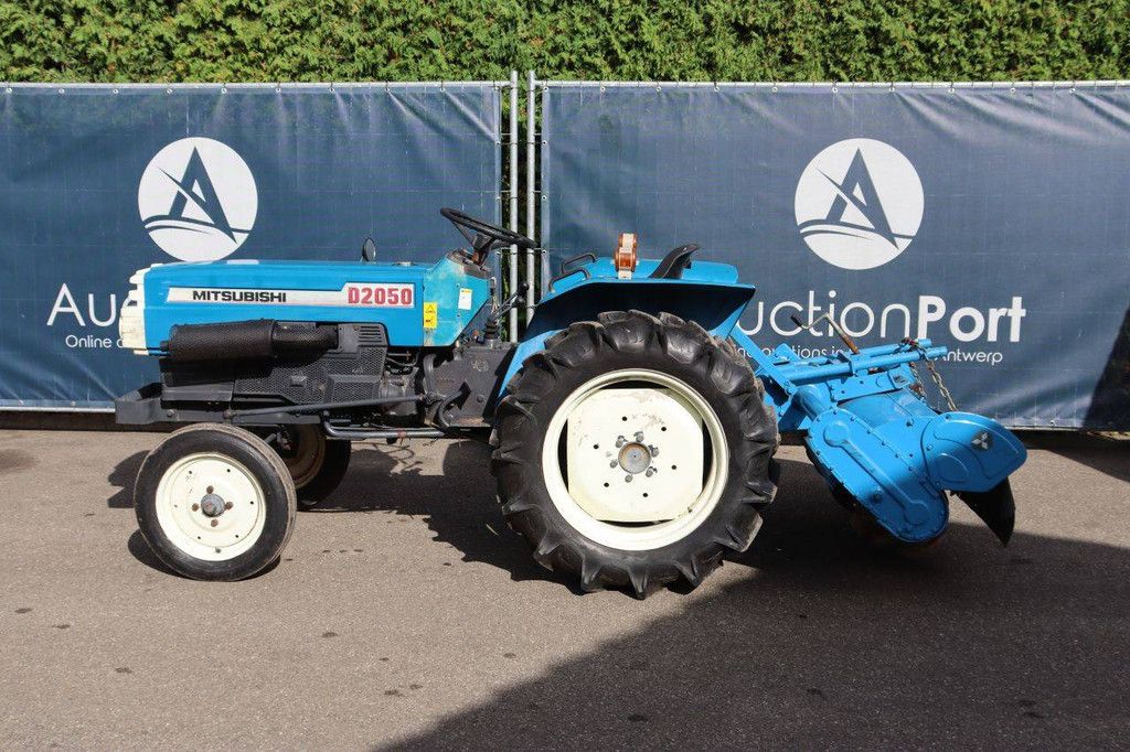 Mitsubishi D2050 Diesel-Kleintraktor, 20 PS, mit Grubber
