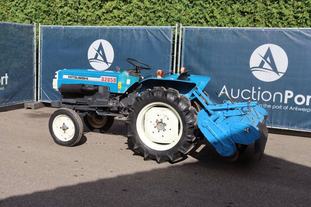 Mitsubishi D2050 Diesel-Kleintraktor, 20 PS, mit Grubber