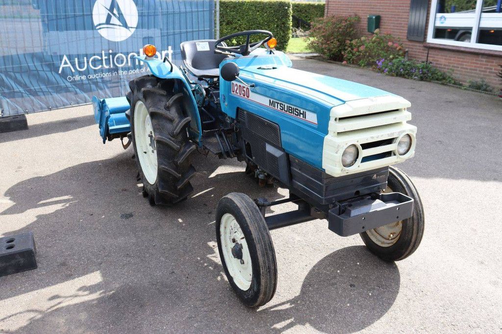 Mitsubishi D2050 Diesel-Kleintraktor, 20 PS, mit Grubber