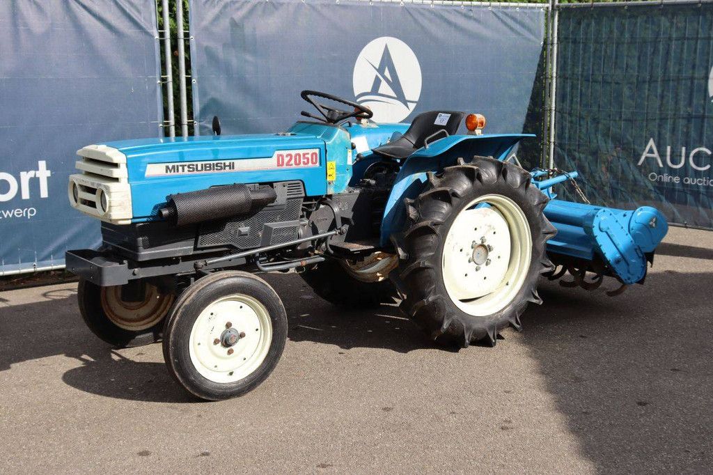 Mitsubishi D2050 Diesel-Kleintraktor, 20 PS, mit Grubber