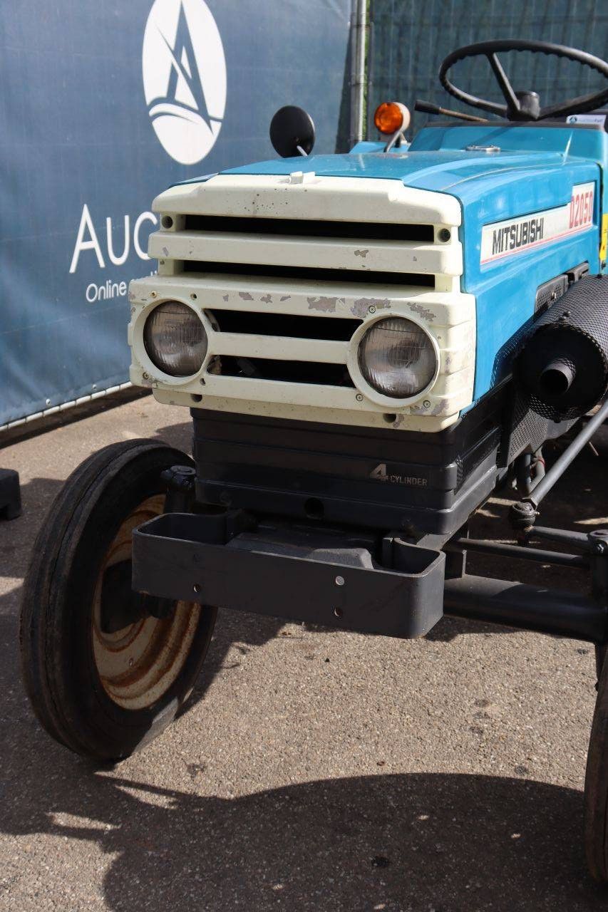 Mitsubishi D2050 Diesel-Kleintraktor, 20 PS, mit Grubber