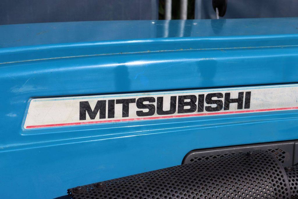 Mitsubishi D2050 Diesel-Kleintraktor, 20 PS, mit Grubber