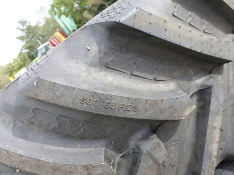 BKT 600/65 R28