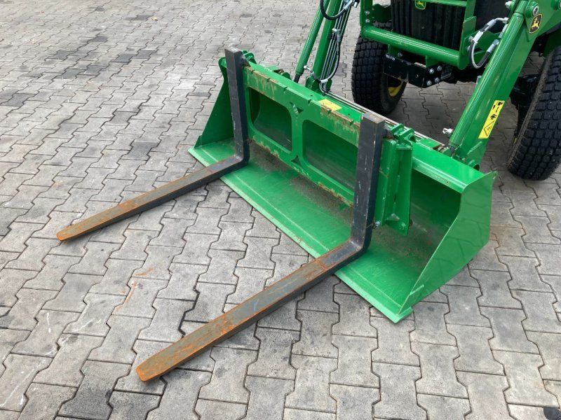 John Deere 3025E