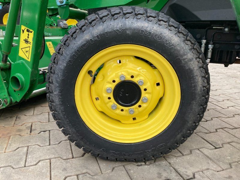John Deere 3025E