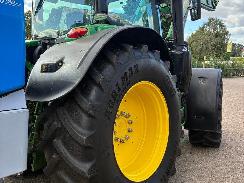 John Deere 6215R