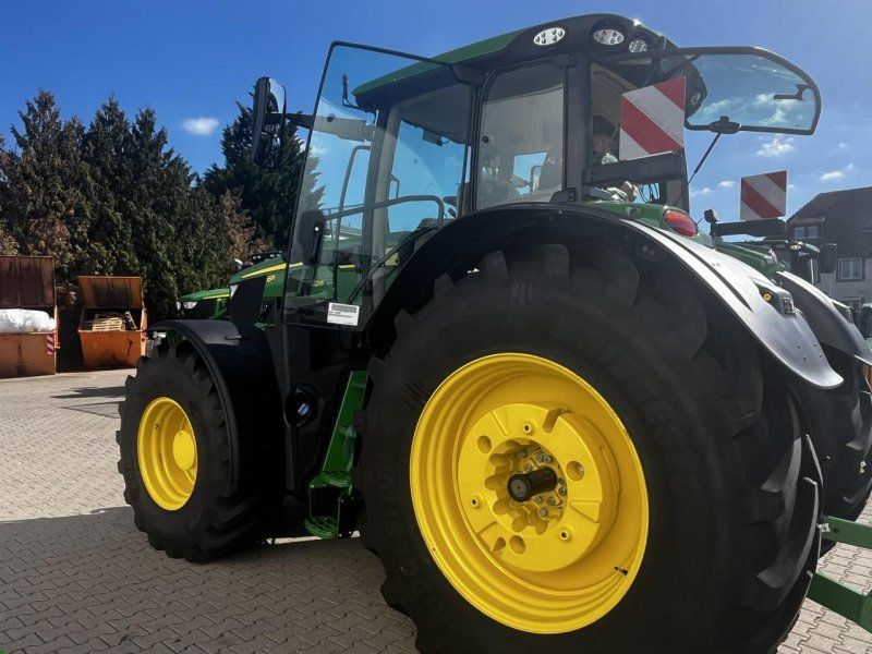 John Deere 6R 215