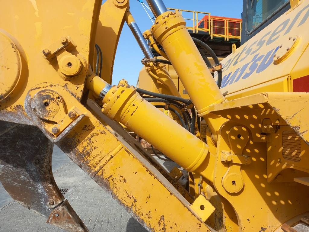 Komatsu D275A-5R (EXW - Abu Dhabi)