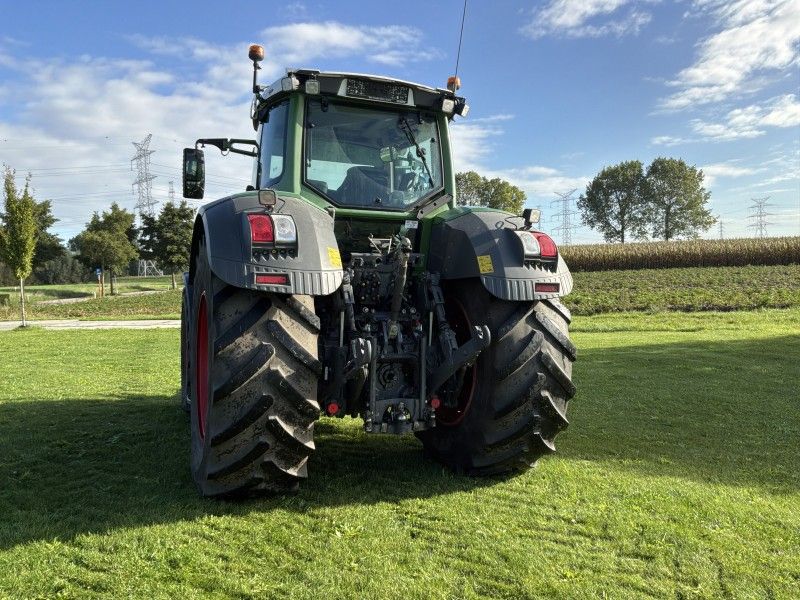2018 Fendt 828 Vario Four-Wheel-Drive Tractor