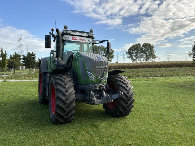 2018 Fendt 828 Vario Four-Wheel-Drive Tractor