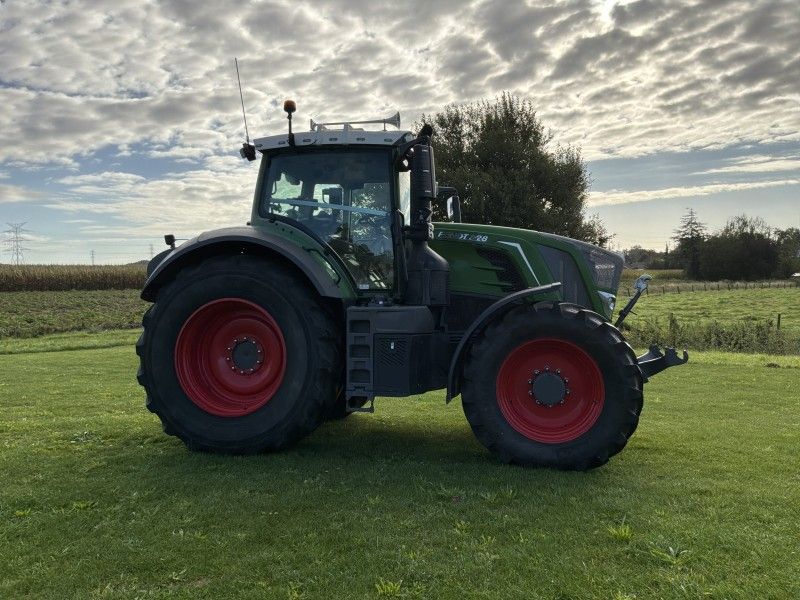 2018 Fendt 828 Vario Four-Wheel-Drive Tractor