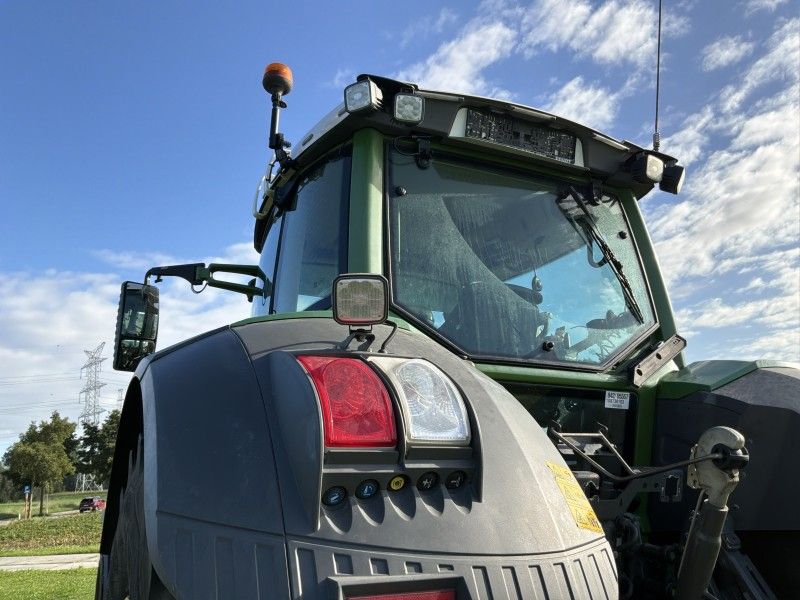 2018 Fendt 828 Vario Four-Wheel-Drive Tractor