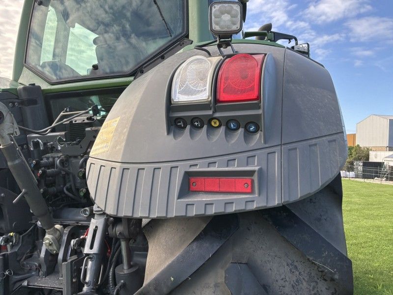 2018 Fendt 828 Vario Four-Wheel-Drive Tractor