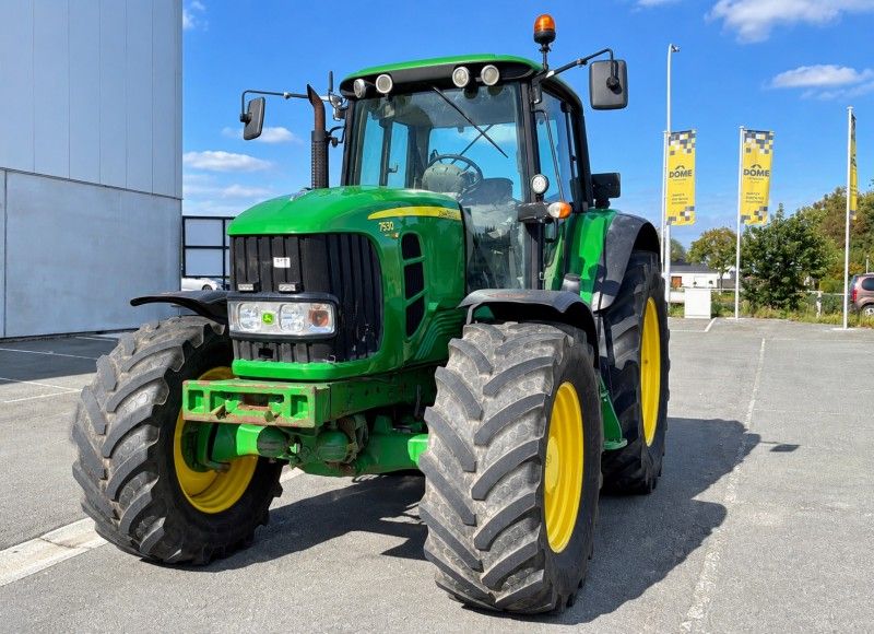 John Deere 7530 Traktor mit Allradantrieb