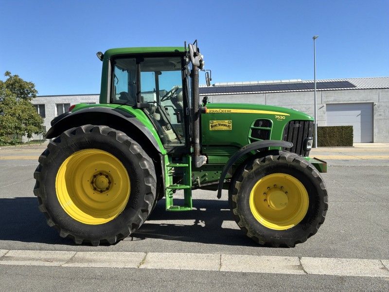 John Deere 7530 Traktor mit Allradantrieb