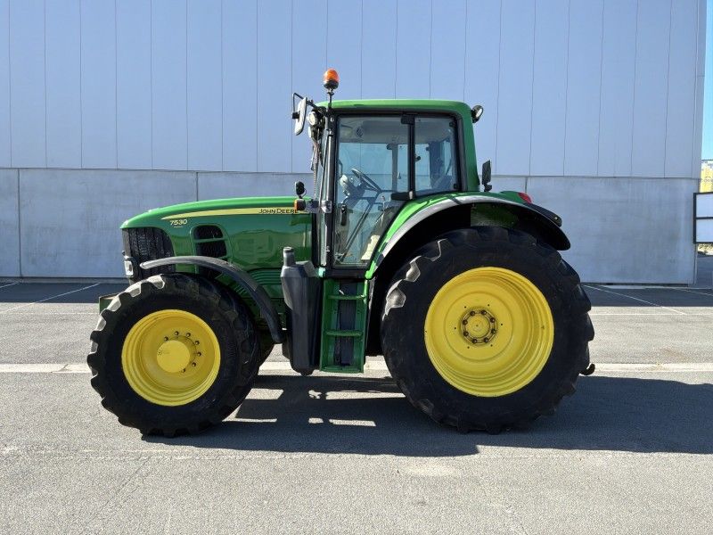 John Deere 7530 Traktor mit Allradantrieb