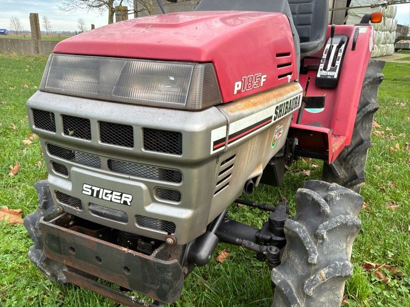 Shibaura P185F Minitraktor mit Allradantrieb