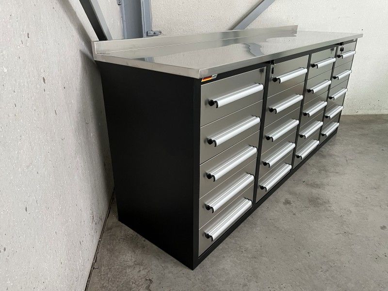 Edelstahl-Werkbank mit 20 Schubladen