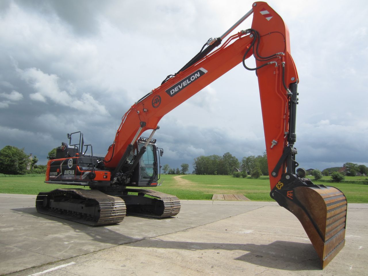 Develon DX255LC-7