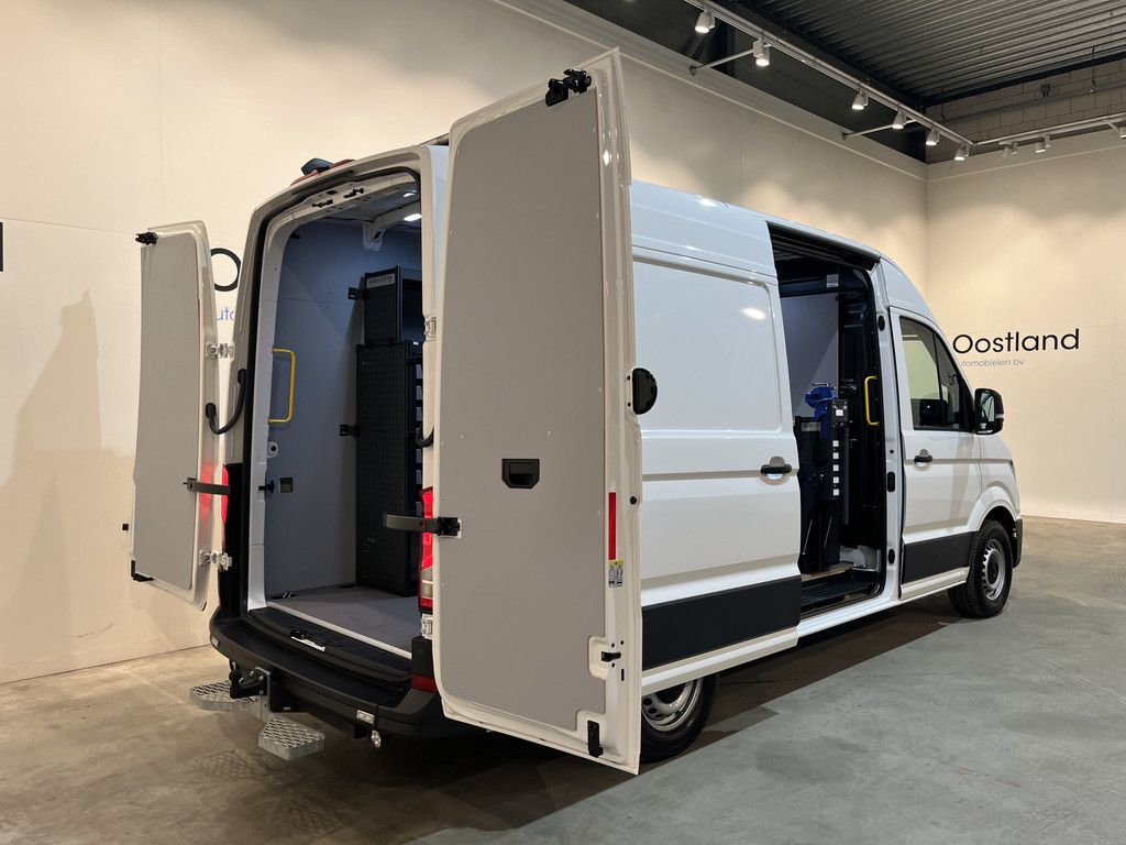 Volkswagen Crafter 35 2.0 TDI L3H3 180 PK Automaat / Euro 6 / Servicebus / Modul-System Inrichting / Euro 6 / 220V. / Trekhaak 3.000 KG / Airco / Adap. Cruise Control / Camera / CarPlay / 7.200 KM !!
