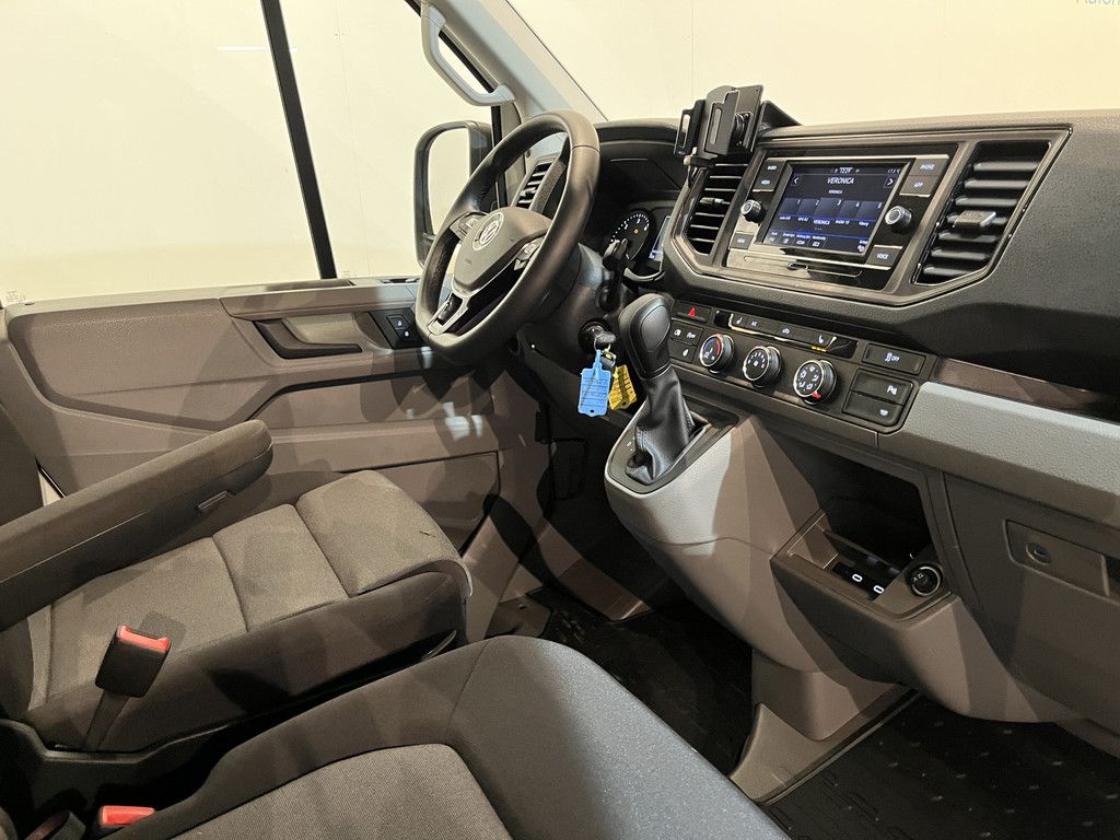 Volkswagen Crafter 35 2.0 TDI L3H3 180 PK Automaat / Euro 6 / Servicebus / Modul-System Inrichting / Euro 6 / 220V. / Trekhaak 3.000 KG / Airco / Adap. Cruise Control / Camera / CarPlay / 7.200 KM !!