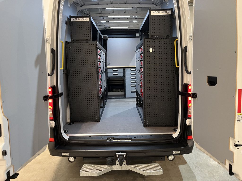Volkswagen Crafter 35 2.0 TDI L3H3 180 PK Automaat / Euro 6 / Servicebus / Modul-System Inrichting / Euro 6 / 220V. / Trekhaak 3.000 KG / Airco / Adap. Cruise Control / Camera / CarPlay / 7.200 KM !!