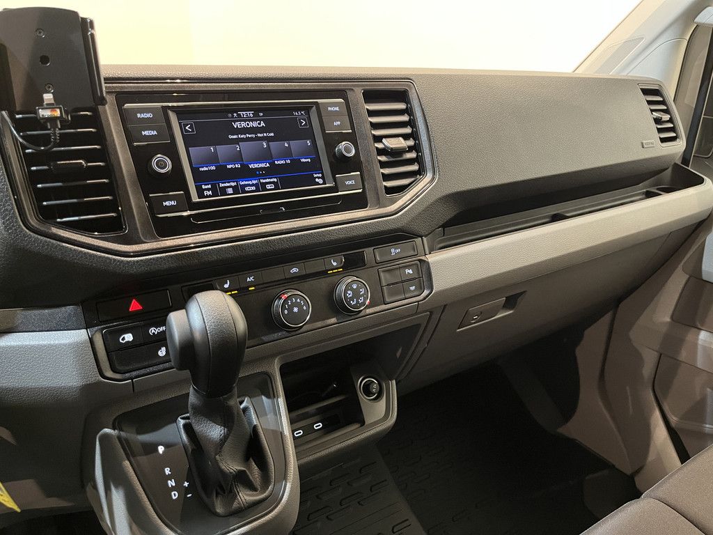 Volkswagen Crafter 35 2.0 TDI L3H3 180 PK Automaat / Euro 6 / Servicebus / Modul-System Inrichting / Euro 6 / 220V. / Trekhaak 3.000 KG / Airco / Adap. Cruise Control / Camera / CarPlay / 7.200 KM !!