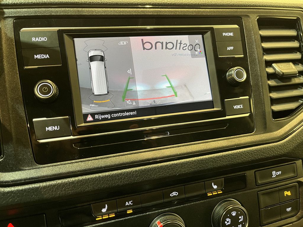 Volkswagen Crafter 35 2.0 TDI L3H3 180 PK Automaat / Euro 6 / Servicebus / Modul-System Inrichting / Euro 6 / 220V. / Trekhaak 3.000 KG / Airco / Adap. Cruise Control / Camera / CarPlay / 7.200 KM !!