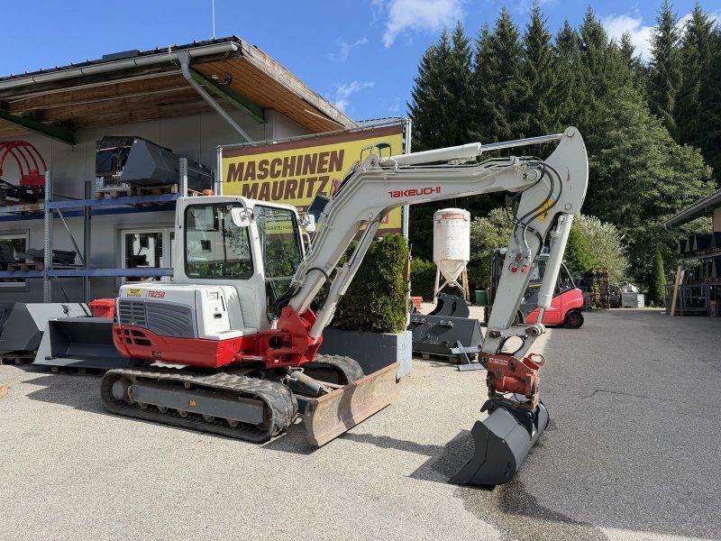 Takeuchi TB 250 Powertilt