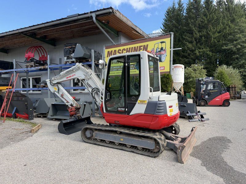 Takeuchi TB 250 Powertilt