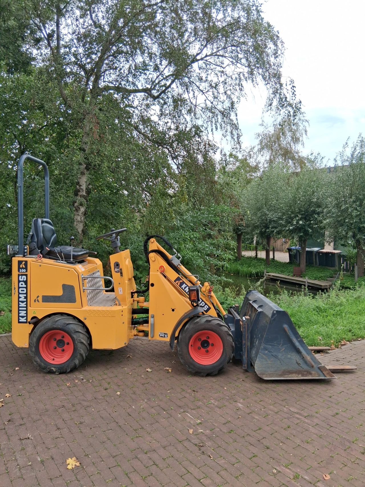 Knikmops 100 Minishovel.