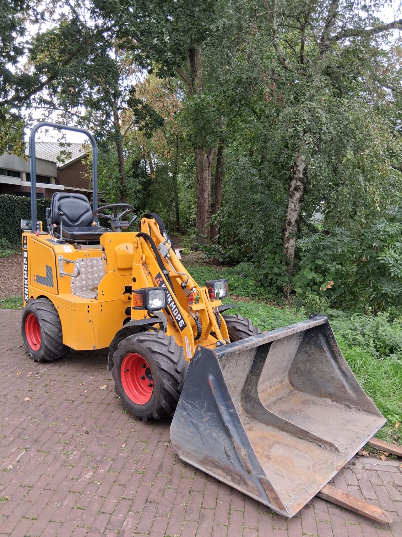 Knikmops 100 Minishovel.