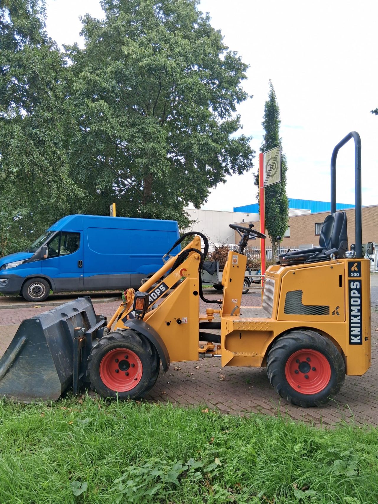 Knikmops 100 Minishovel.